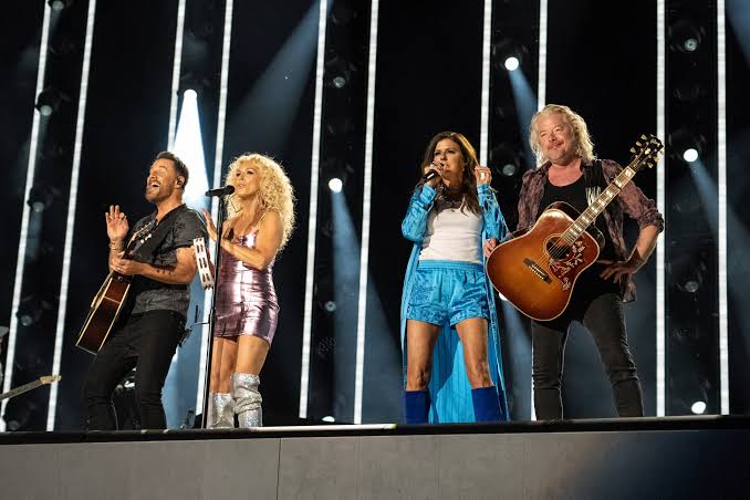 Audience at a Little Big Town concert
